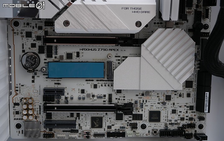 點我看大圖 白色控高階之選 ROG Maximus Z790 APEX 開箱