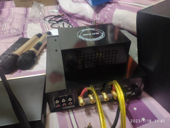 想請教各位高手電視+擴大機+無線麥克風接收器