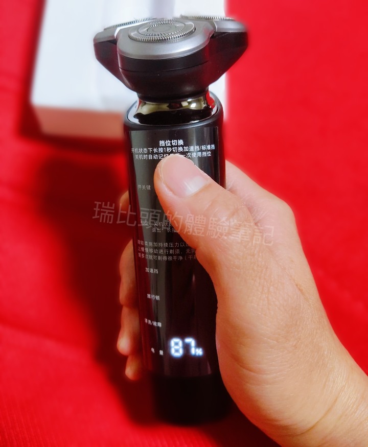 千元有找,高CP值、3刀全機防水刮鬍刀,好用到直接在客廳刮好鬍子、剃光腿毛!