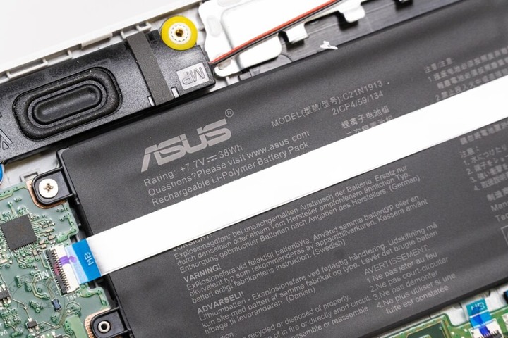 ASUS E210 「小輕新」筆電開箱評測:雙核 4GB 記憶體不到 8,000 元能做啥?