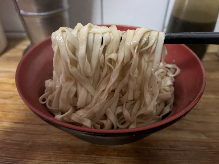 [食記] 三角窗麵擔，台灣基隆仁愛，基隆在地經典早餐乾麵+餛飩湯
