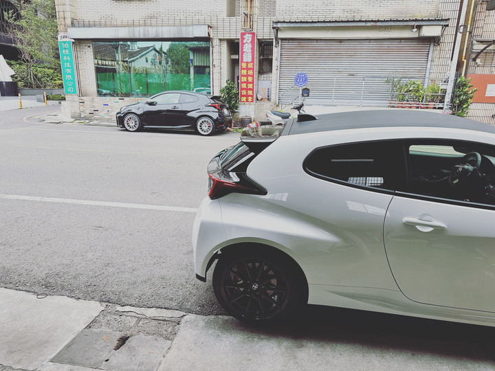 人生第一台Toyota,終於我也換了Yaris