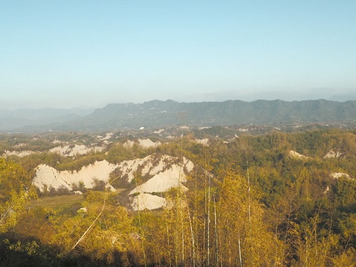【小惡魔好玩兔U】左鎮 308高地與二寮360°觀日平台 — 「帶我去月球!」 來看看什麼叫不毛之地 — 2023新年走春 第三部