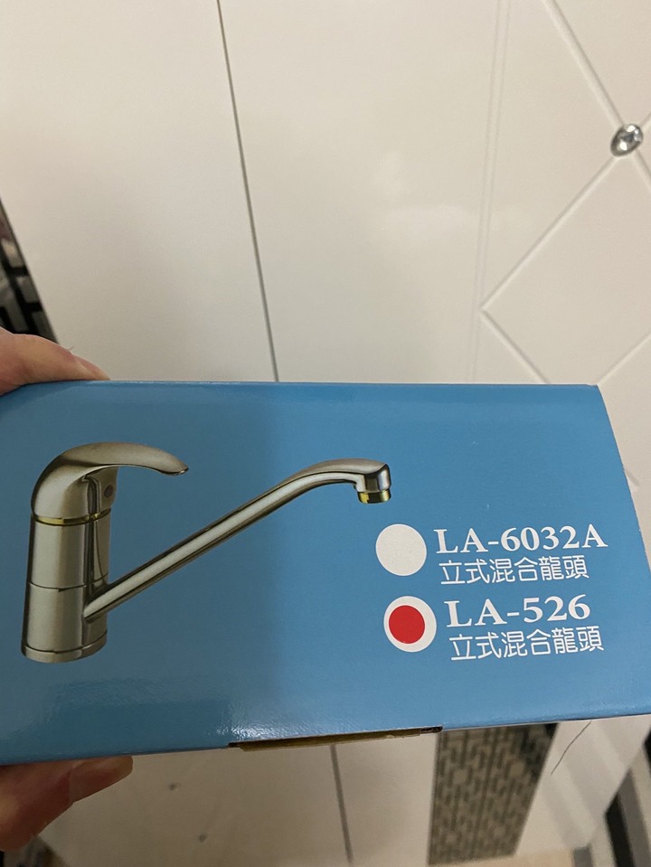 請水電換廚房水龍頭，但有小縫隙