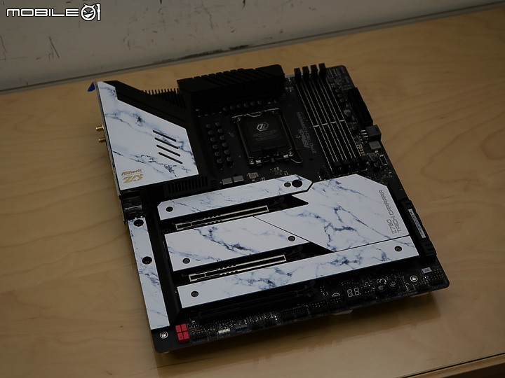 開箱 Z790 Taichi Carrara 卡拉拉大理石潑墨風
