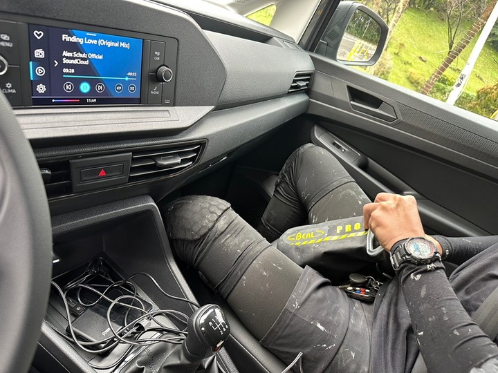 新貨車開箱 Caddy Cargo 六速手排後雙開門~爽