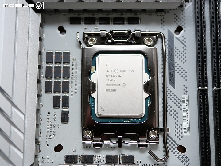 點我看大圖 白色控高階之選 ROG Maximus Z790 APEX 開箱