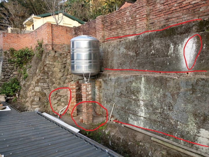 請問半山腰的房子有傾斜現象~~