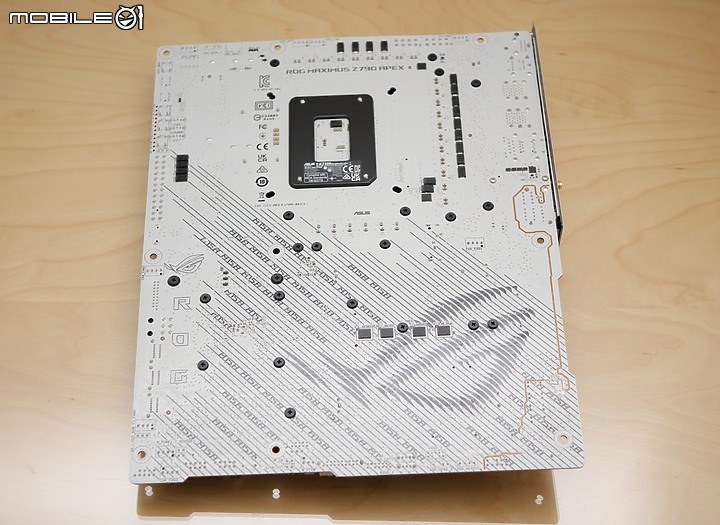 點我看大圖 白色控高階之選 ROG Maximus Z790 APEX 開箱