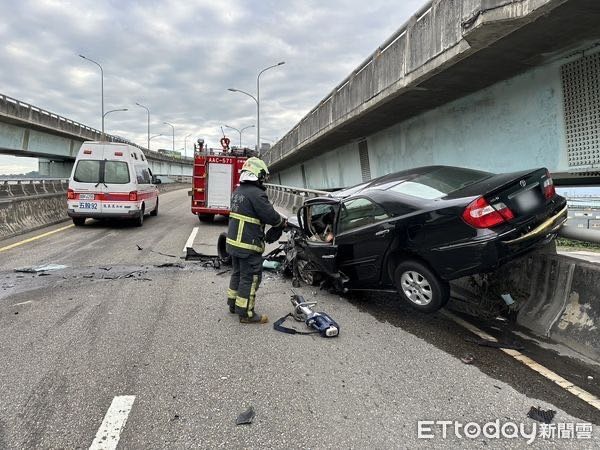 21歲男逆向闖五股高架匝道！2車對撞車頭爛毀無辜駕駛重傷亡