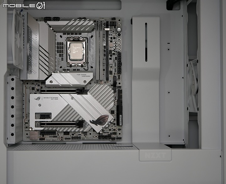 點我看大圖 白色控高階之選 ROG Maximus Z790 APEX 開箱