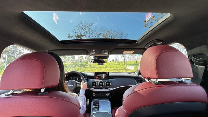 買了最入門小車,來試試KIA最旗艦轎跑車~~