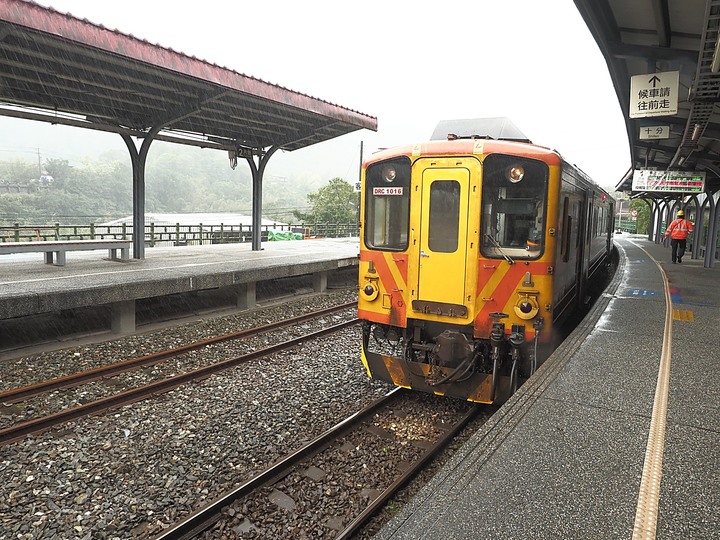 菁桐車站與老街、平溪車站與老街、平溪公園頂歷史建築群、十分車站與天燈鐵道街,及各站間DR1000型柴油客車搭乘紀錄 — 「鐵道旅行•幸福美好111」紀念章戳收集紀錄之平溪支線