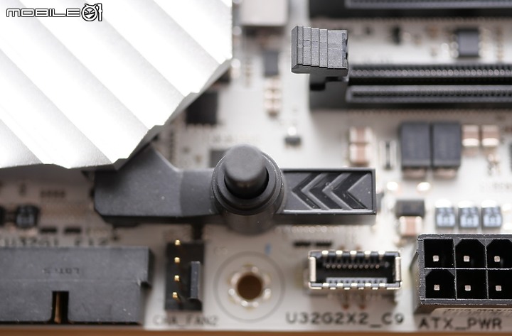 點我看大圖 白色控高階之選 ROG Maximus Z790 APEX 開箱