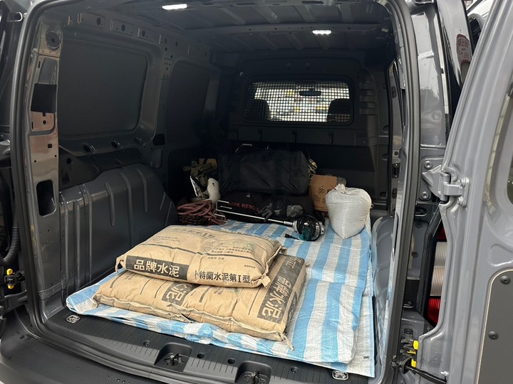 新貨車開箱 Caddy Cargo 六速手排後雙開門~爽