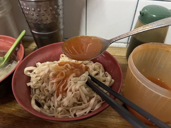 [食記] 三角窗麵擔，台灣基隆仁愛，基隆在地經典早餐乾麵+餛飩湯