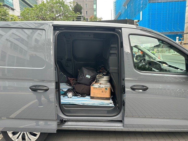 新貨車開箱 Caddy Cargo 六速手排後雙開門~爽