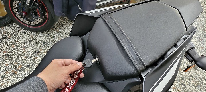 點我看大圖 開箱分享 新車 R15V4 飛樂M92 前後行車紀錄器