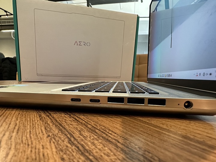 我的新工作機AERO 16 XE5開箱分享