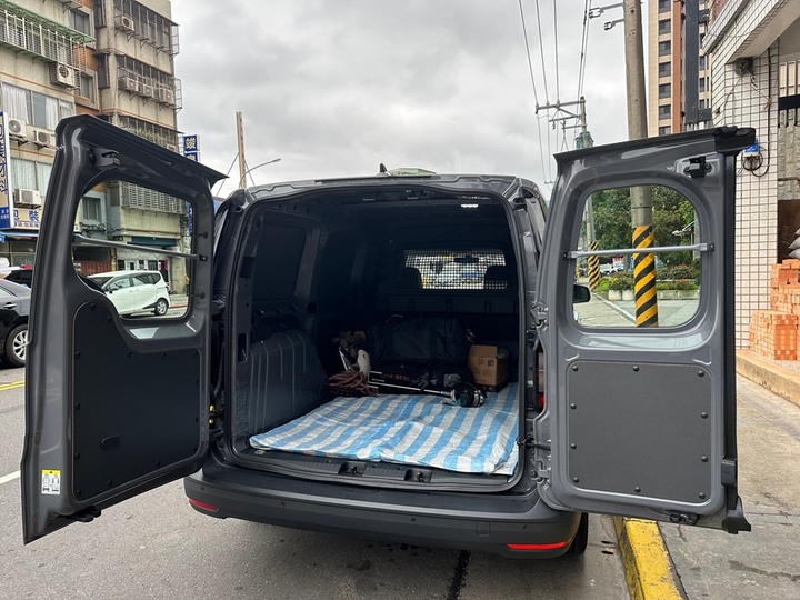 新貨車開箱 Caddy Cargo 六速手排後雙開門~爽