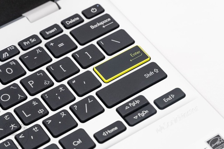 ASUS E210 「小輕新」筆電開箱評測:雙核 4GB 記憶體不到 8,000 元能做啥?