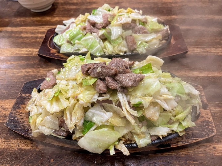 [食記] Bikkuri(びっくり)亭本家，日本福岡市區，香噴噴熱滋滋滿滿青菜鐵板燒肉！
