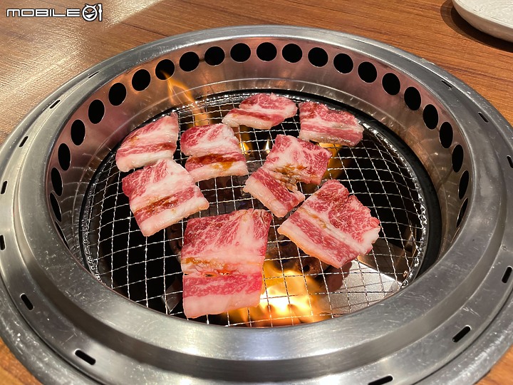 【小惡魔好玩兔U】過年一定要大魚大肉的啦~快來上村牧場吃日本和牛燒肉吧!!