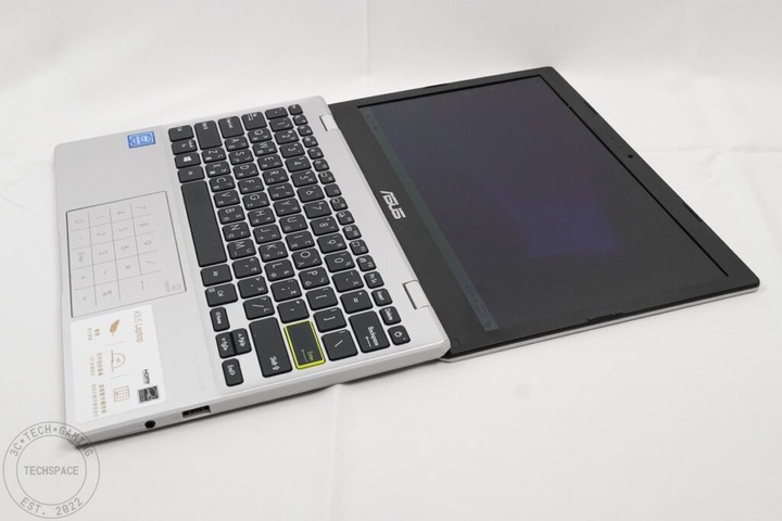 ASUS E210 「小輕新」筆電開箱評測:雙核 4GB 記憶體不到 8,000 元能做啥?