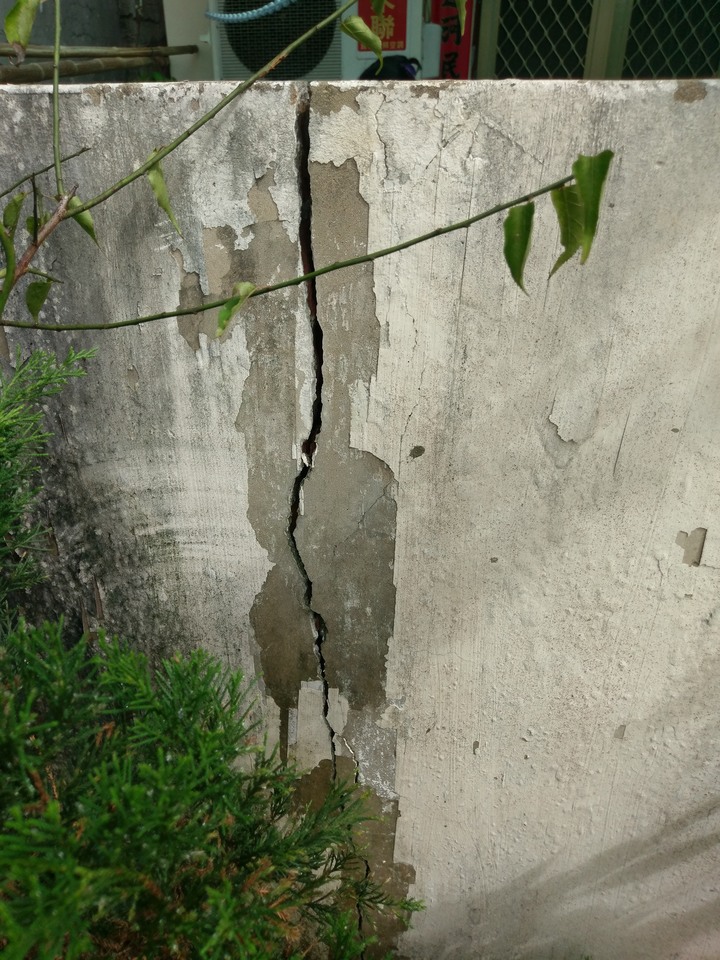 請問半山腰的房子有傾斜現象~~