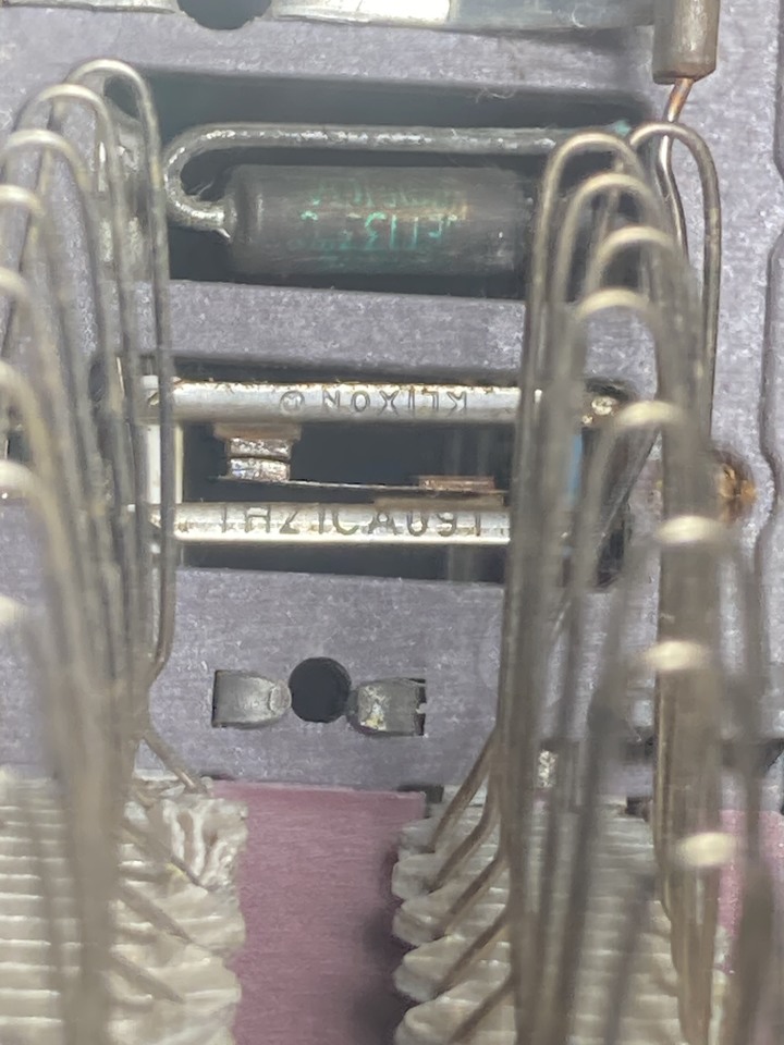 請問保險絲下方是否為雙金屬溫控器？