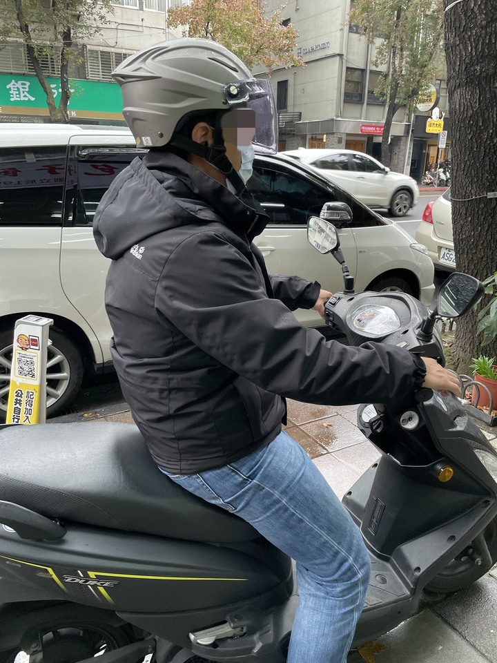 [開箱］通勤上班好穿的防風外套
