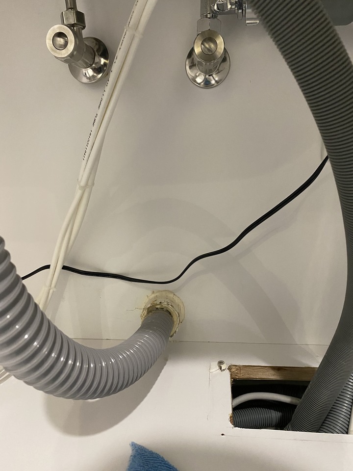 廚房排水軟管與牆壁接縫處漏水