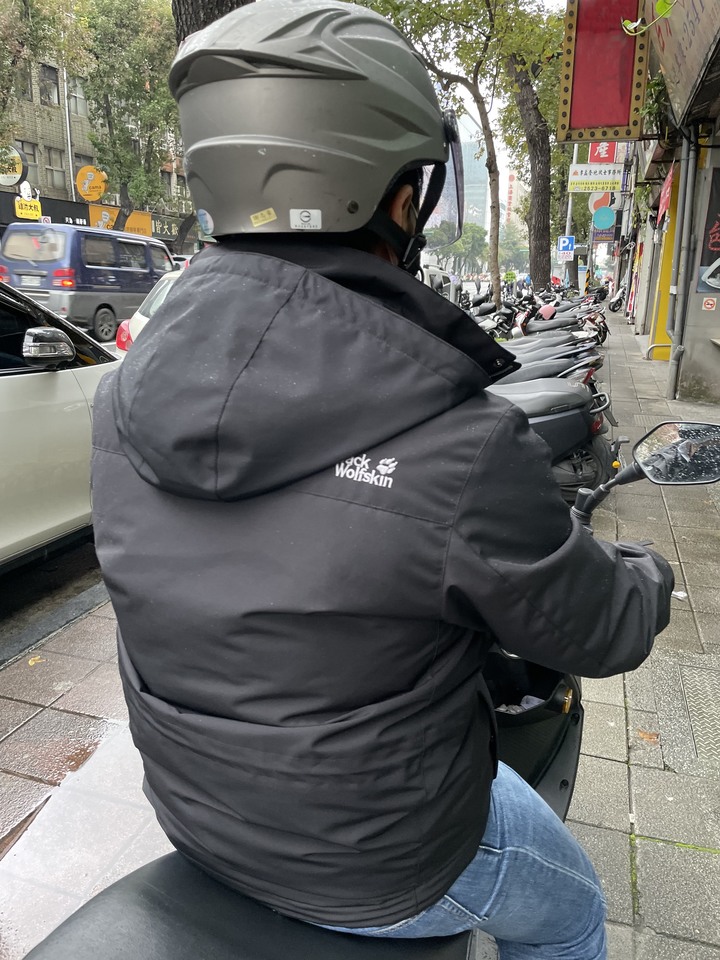 [開箱］通勤上班好穿的防風外套