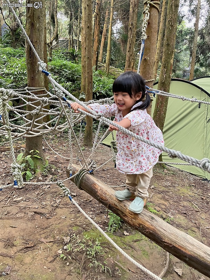 點我看大圖 親子露營|苗栗・杉美:初訪森林系營地,濃霧更添神秘感