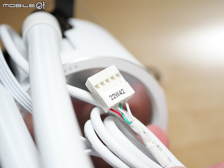 白龍王登場 ROG RYUO III 240 搭載 AniMe Matrix 點陣鏡面外觀搶眼