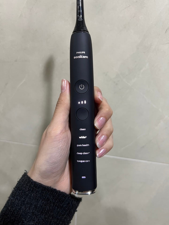 開箱《飛利浦 Sonicare鑽白極淨智能鑽石音波電動牙刷》挑戰三天有感鑽白:終於加入電動牙刷行列!