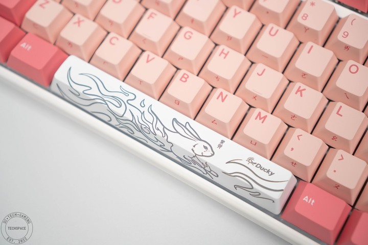 採用 Cherry MX 軸還有熱插拔，Ducky 2023 新春特別版 One 3 蛛絲粉機械鍵盤開箱