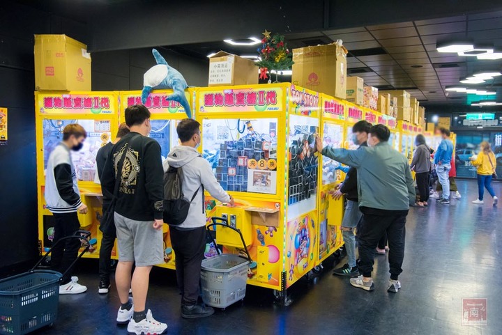 【臺南娛樂】娃娃機王者百台機器任你夾,隨時可以請店員幫忙補貨,眾多產品不斷上新,有餅乾、飲料、零食、娃娃~老虎蜜蜂遊樂園