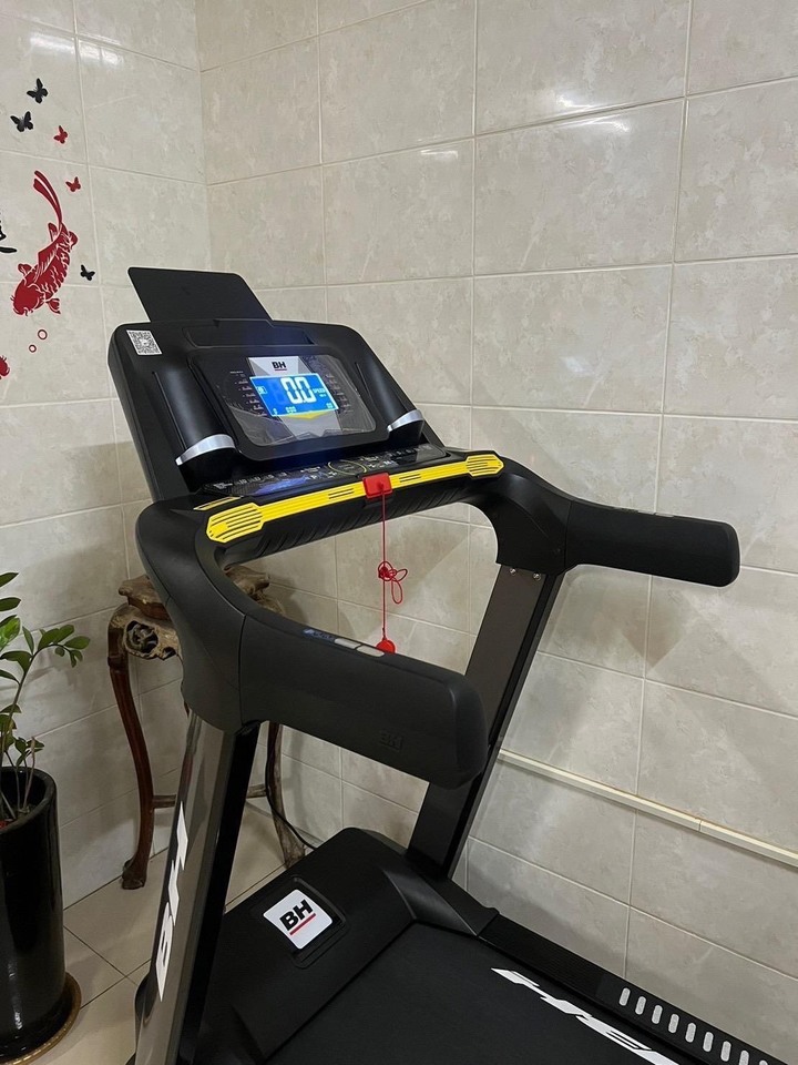 為了半馬努力鍛鍊體能~BT7050歐系超跑款跑步機