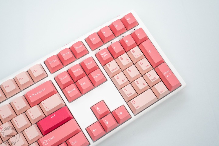 採用 Cherry MX 軸還有熱插拔，Ducky 2023 新春特別版 One 3 蛛絲粉機械鍵盤開箱