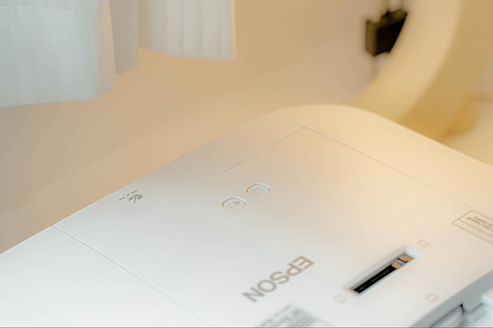 【開箱】如果你正準備選一台電視，這台Epson EH-TW6250 4K HDR投影機或許會更加適合你！