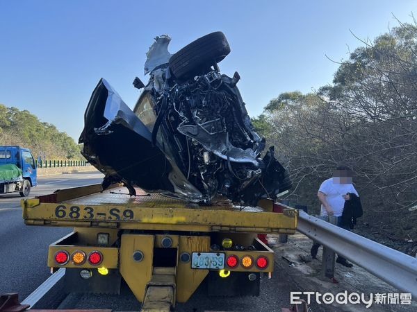 快訊/想併排雙車躲測照!賓士國道偏移撞貨車衝破護欄墜水溝