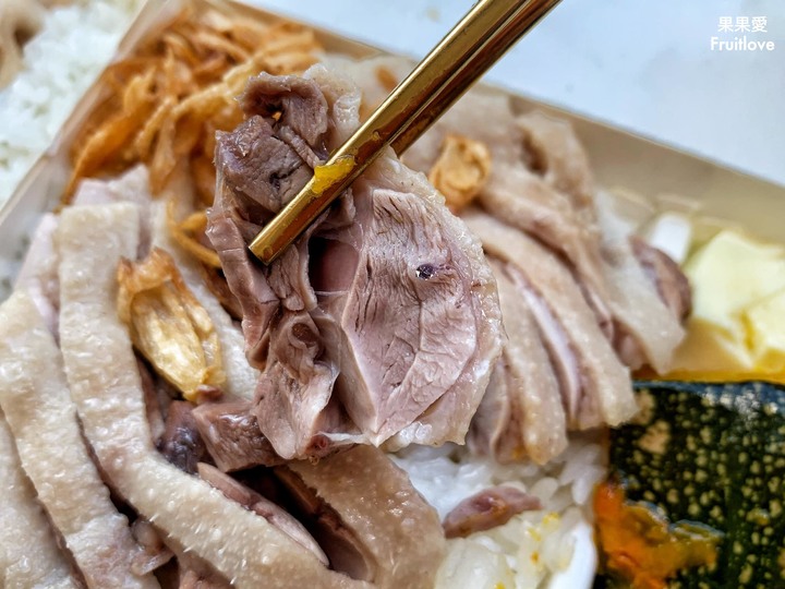 台中美食-去骨鵝腿便當，肉軟嫩多汁，配上蒜頭酥添增口感