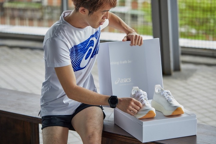 【開箱】一雙連LOGO都沒有的ASICS跑鞋