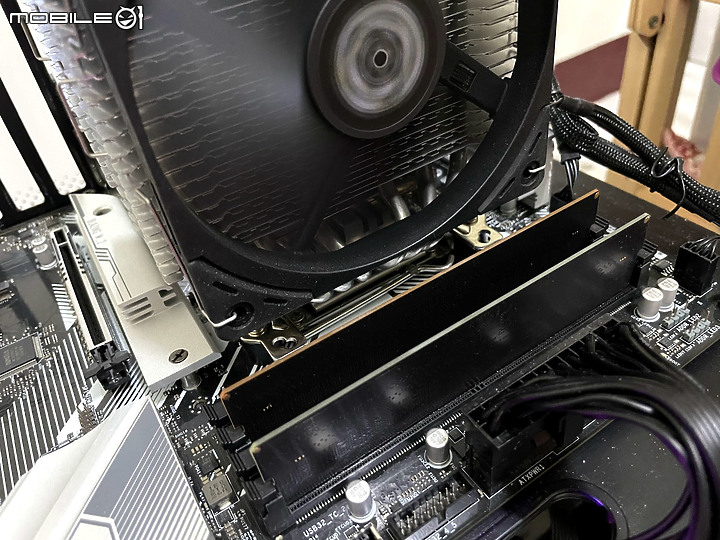 點我看大圖 支援雙平台低電壓Crucial DDR5-5600 32GB kit低電壓, 輕鬆直上 6200!!