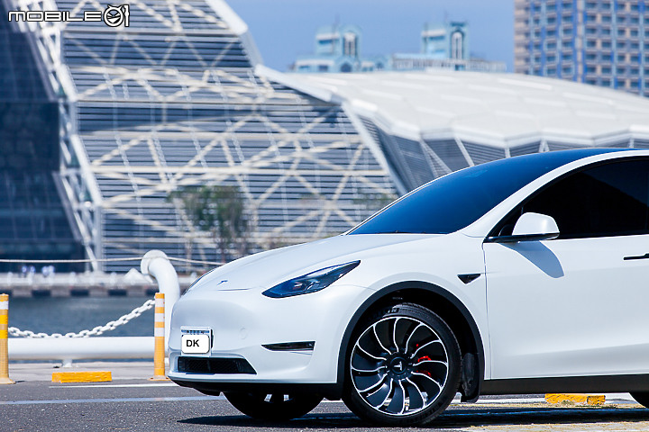 除了價格外, 真心不嫌啦~ Tesla Model Y來報到~