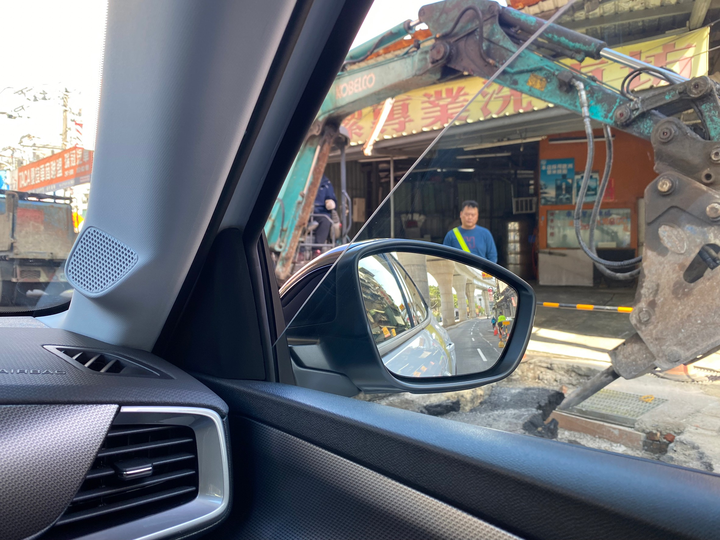 新北也有Opel體驗中心,在捷運站旁而已