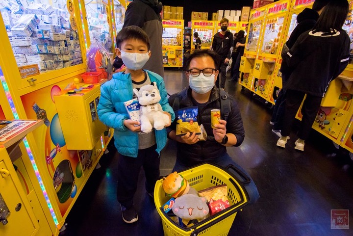 【臺南娛樂】娃娃機王者百台機器任你夾,隨時可以請店員幫忙補貨,眾多產品不斷上新,有餅乾、飲料、零食、娃娃~老虎蜜蜂遊樂園