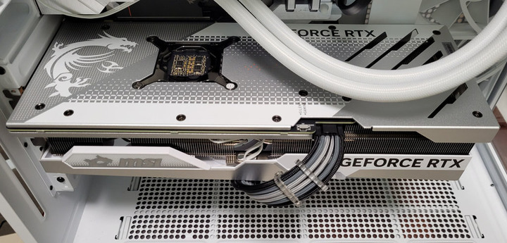 動爪玩MSI GEFORCE RTX 4070Ti GAMING X TRIO WHITE