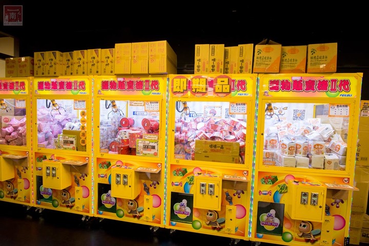 【臺南娛樂】娃娃機王者百台機器任你夾,隨時可以請店員幫忙補貨,眾多產品不斷上新,有餅乾、飲料、零食、娃娃~老虎蜜蜂遊樂園